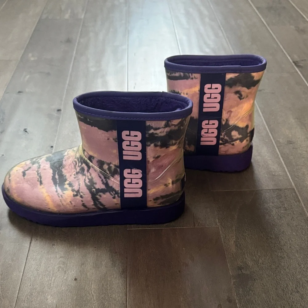 UGG Classic Clear Mini Tie-Dye Waterproof Rain Boots Purple Multi Women’s Size 6